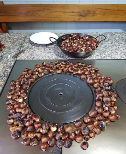 cocina donde se asan las castañas de Castanas Quintelo