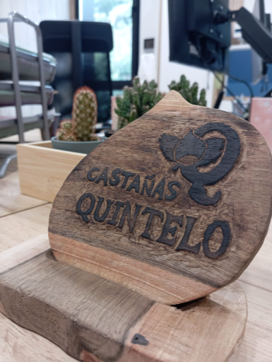 representación en madera de una castaña con el nombre comercial de Castañas Quintelo