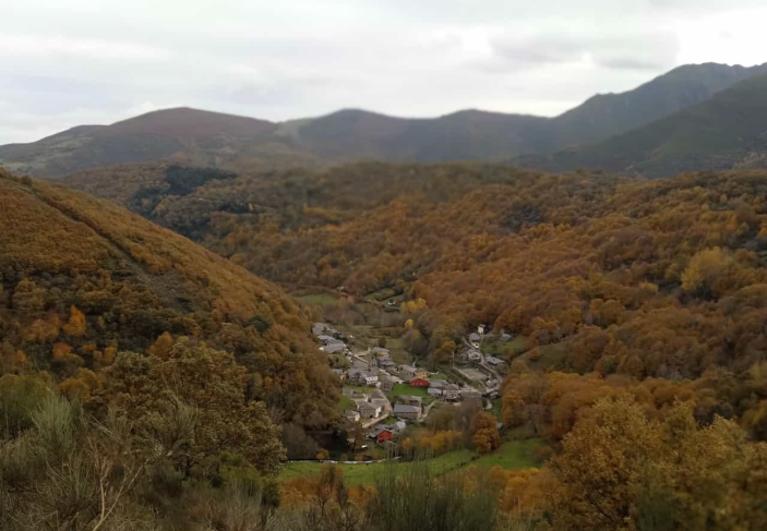 foto aérea del pueblo de Trabadelo